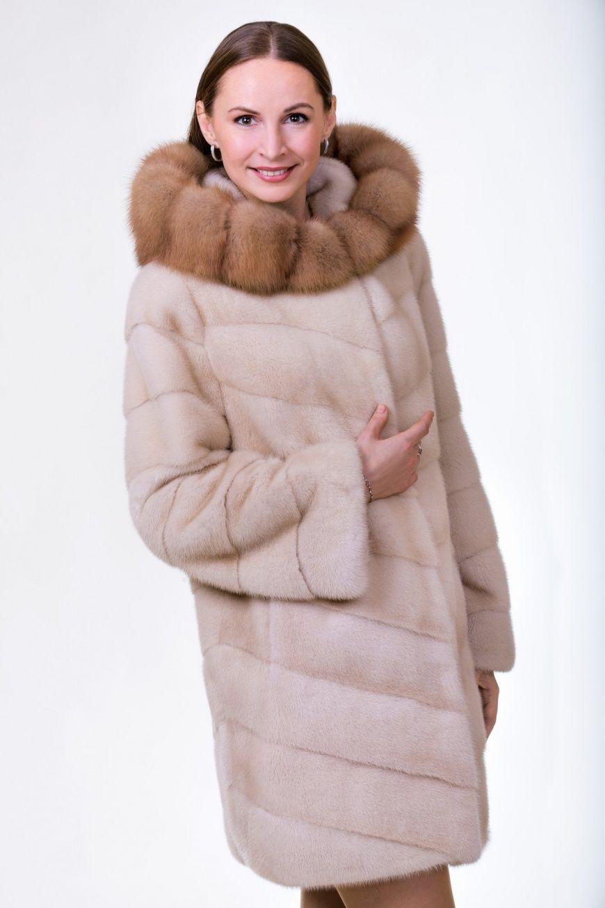 Шуба из норки с капюшоном из куницы фото