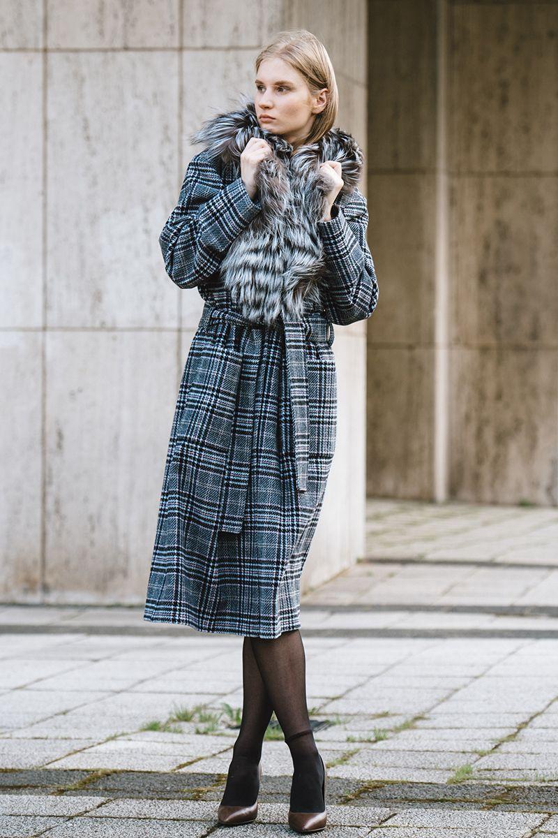 Шерстяное пальто с чернобурой лисой фото