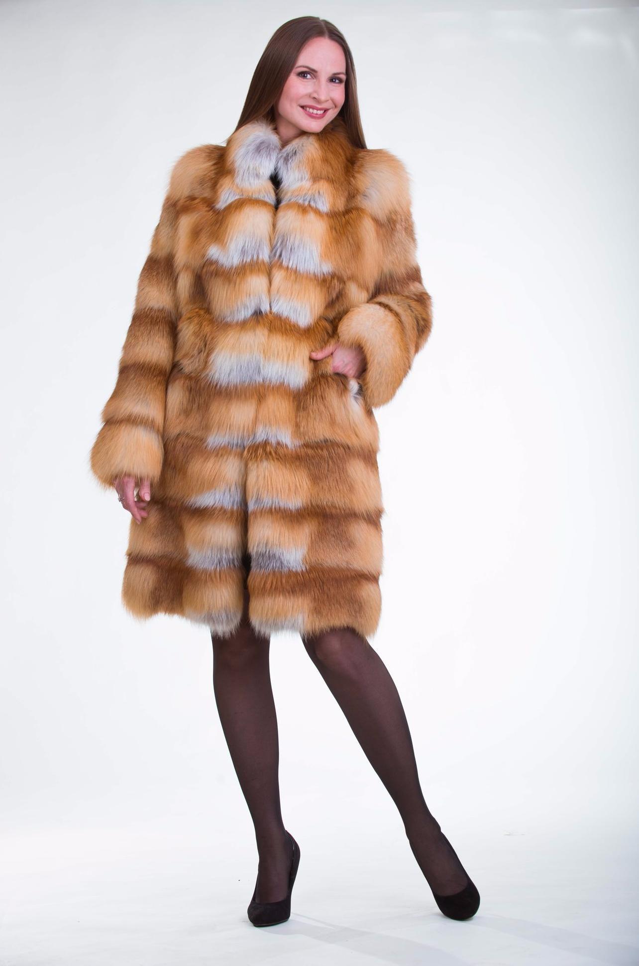 Женское пальто из меха лисы фото