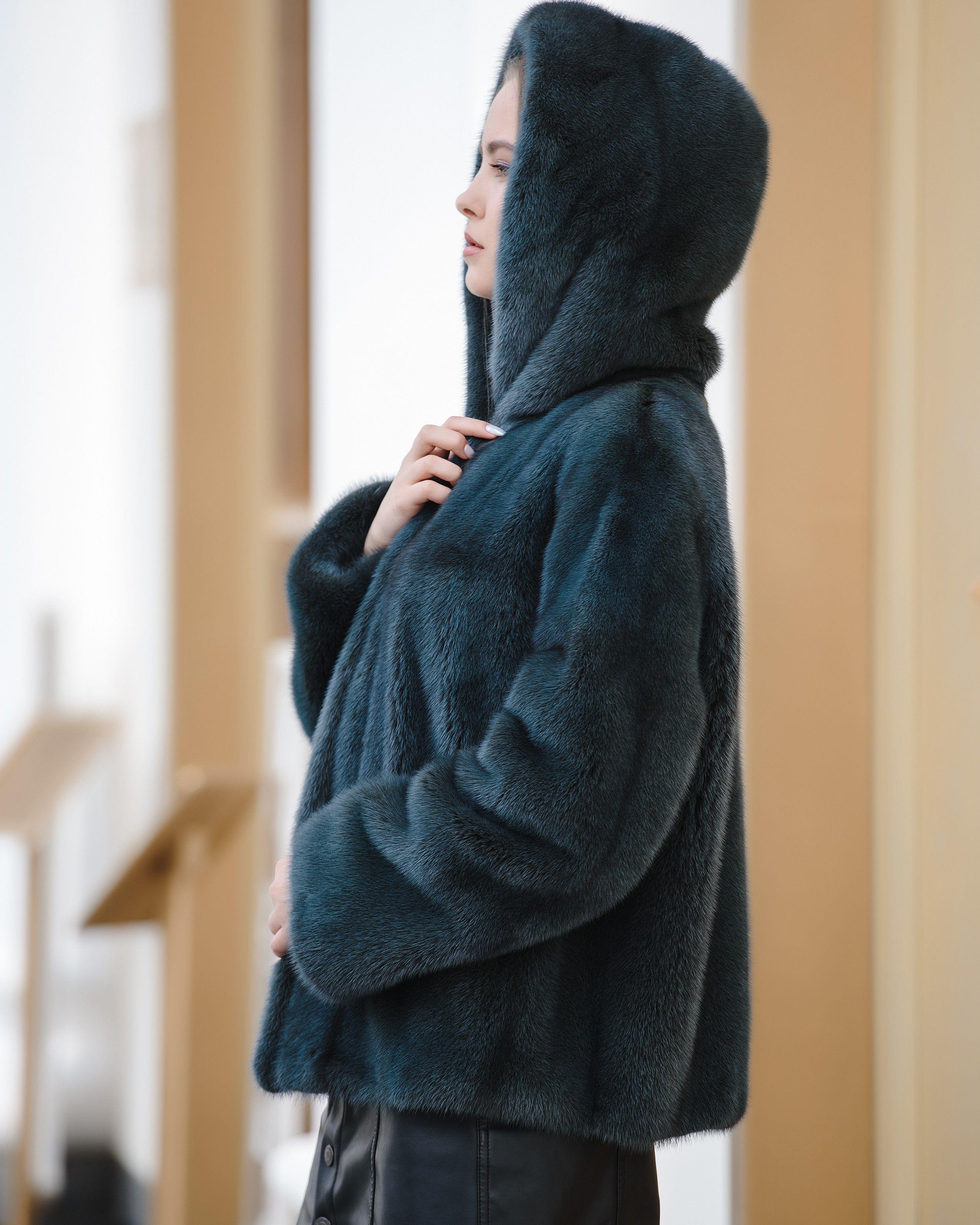 Норковая куртка с капюшоном фото