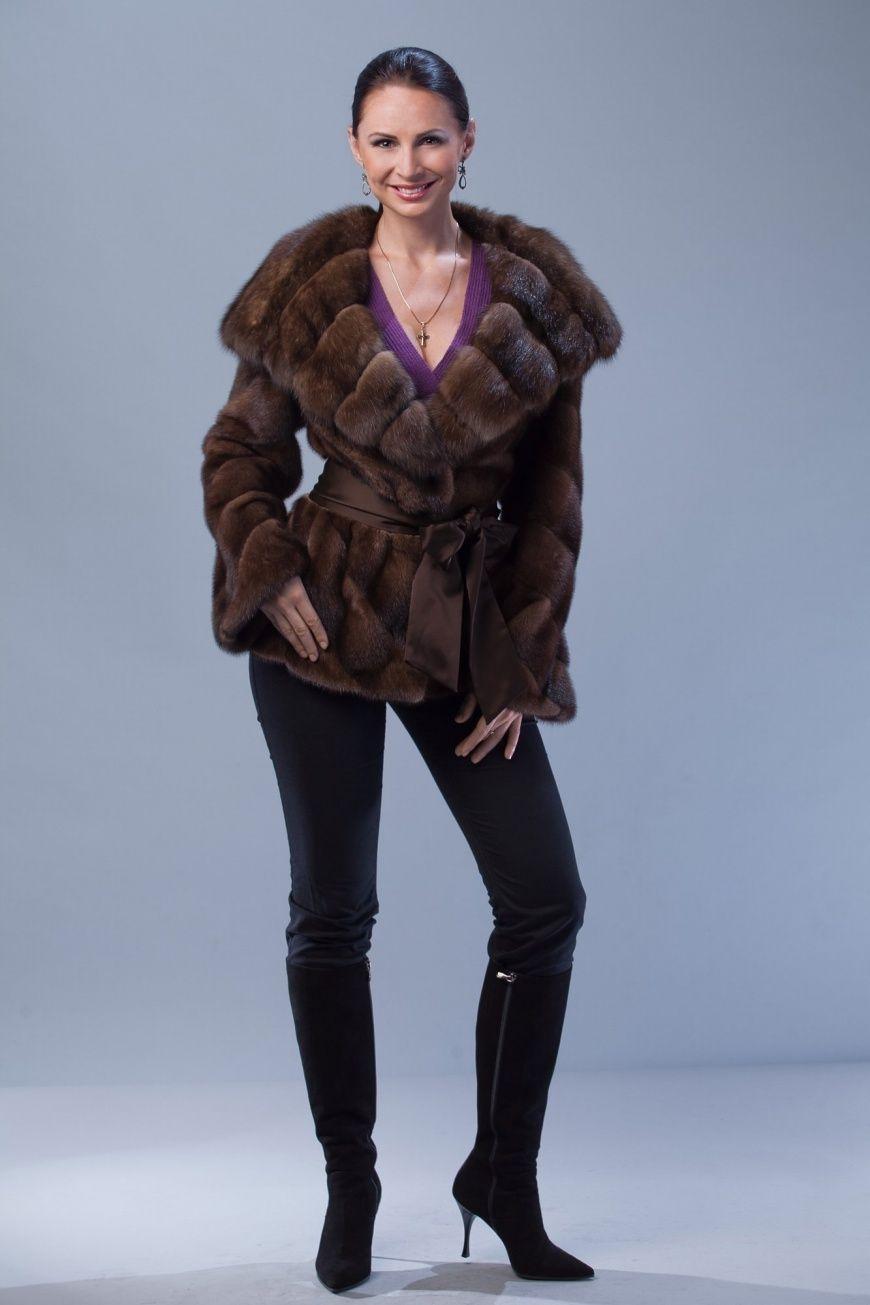 Шуба из норки c капюшоном из баргузинского  соболя фото