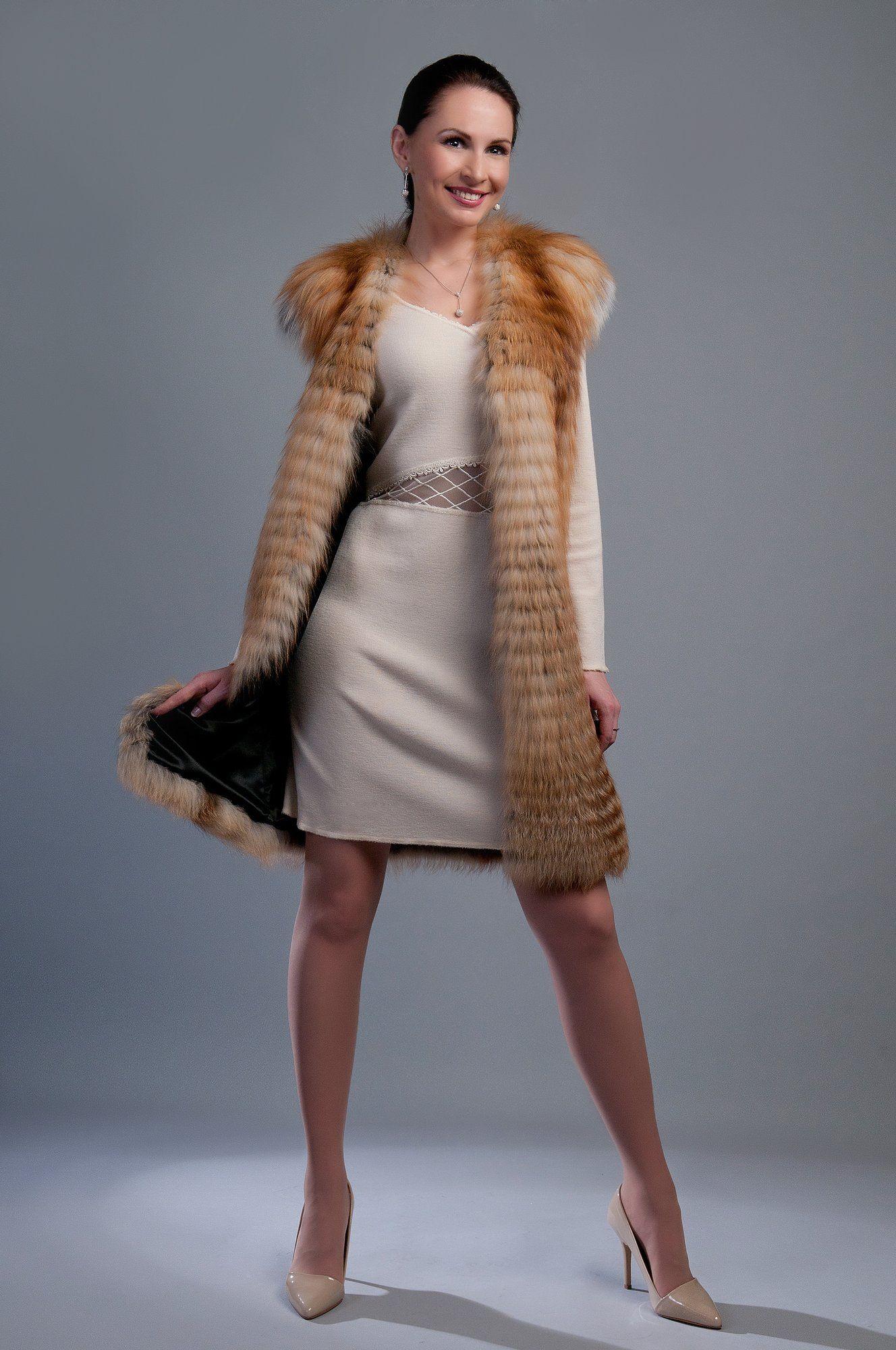 Меховой жилет из рыжей лисы фото