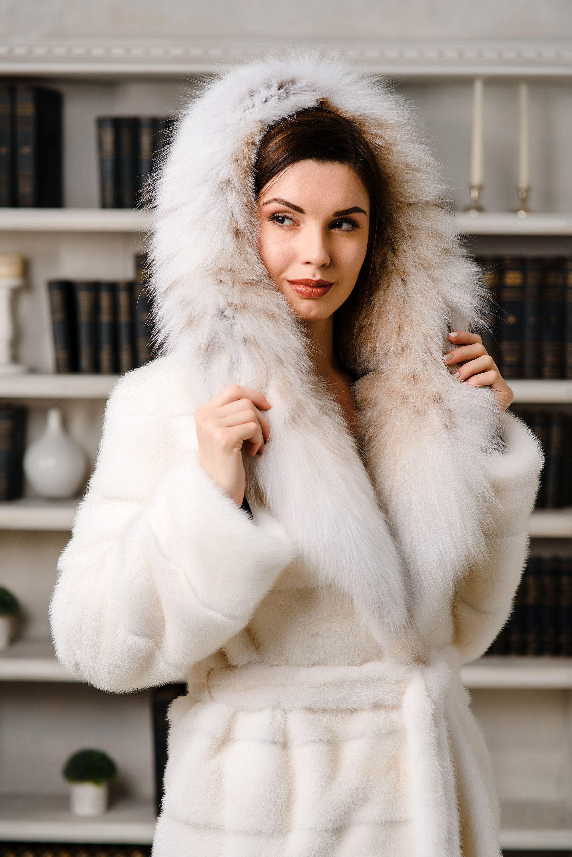 Норковая шуба с капюшоном из рыси фото