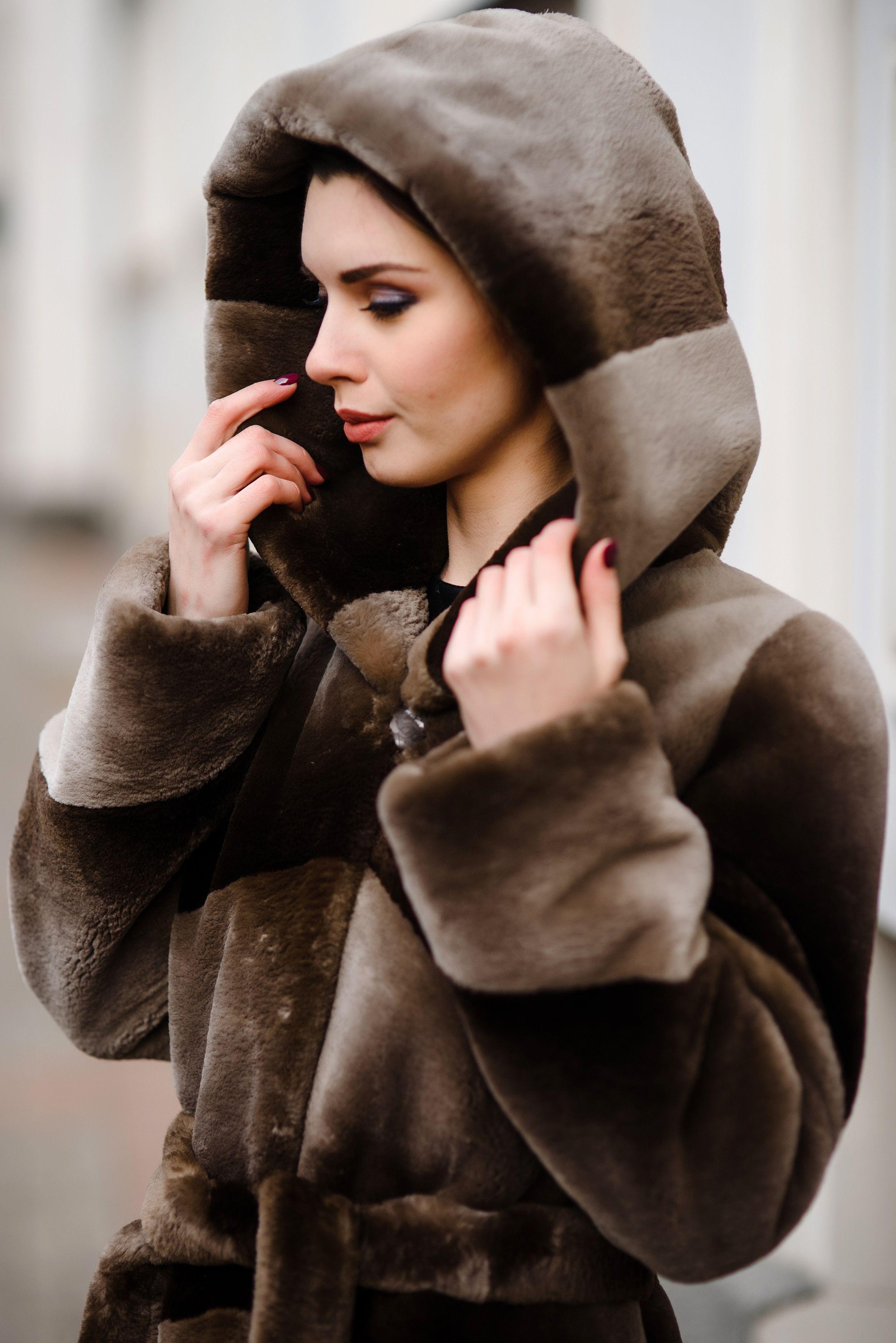 Пальто  с капюшоном из меха бобра фото