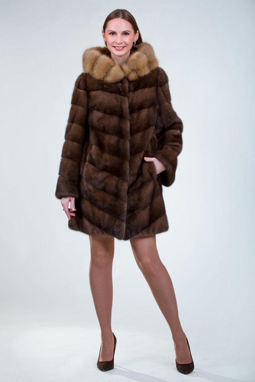 Шуба из норки с капюшоном из куницы фото