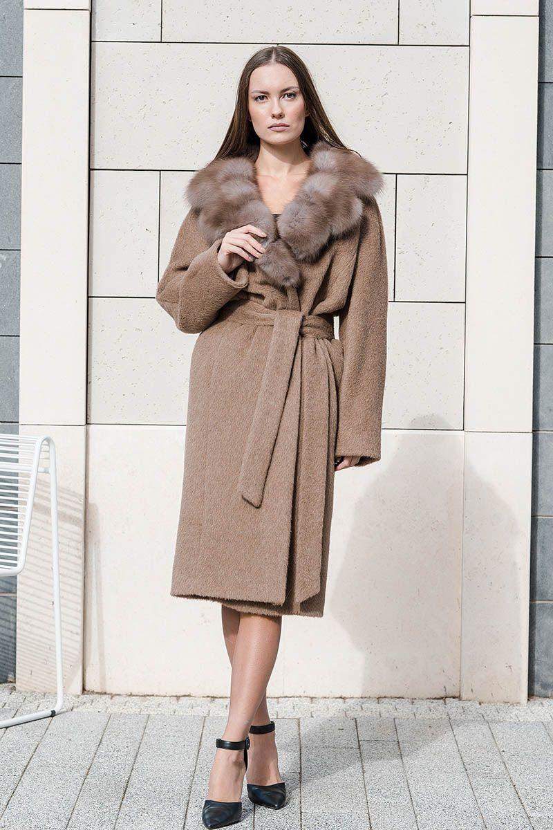 Кашемировое пальто с воротником из куницы фото