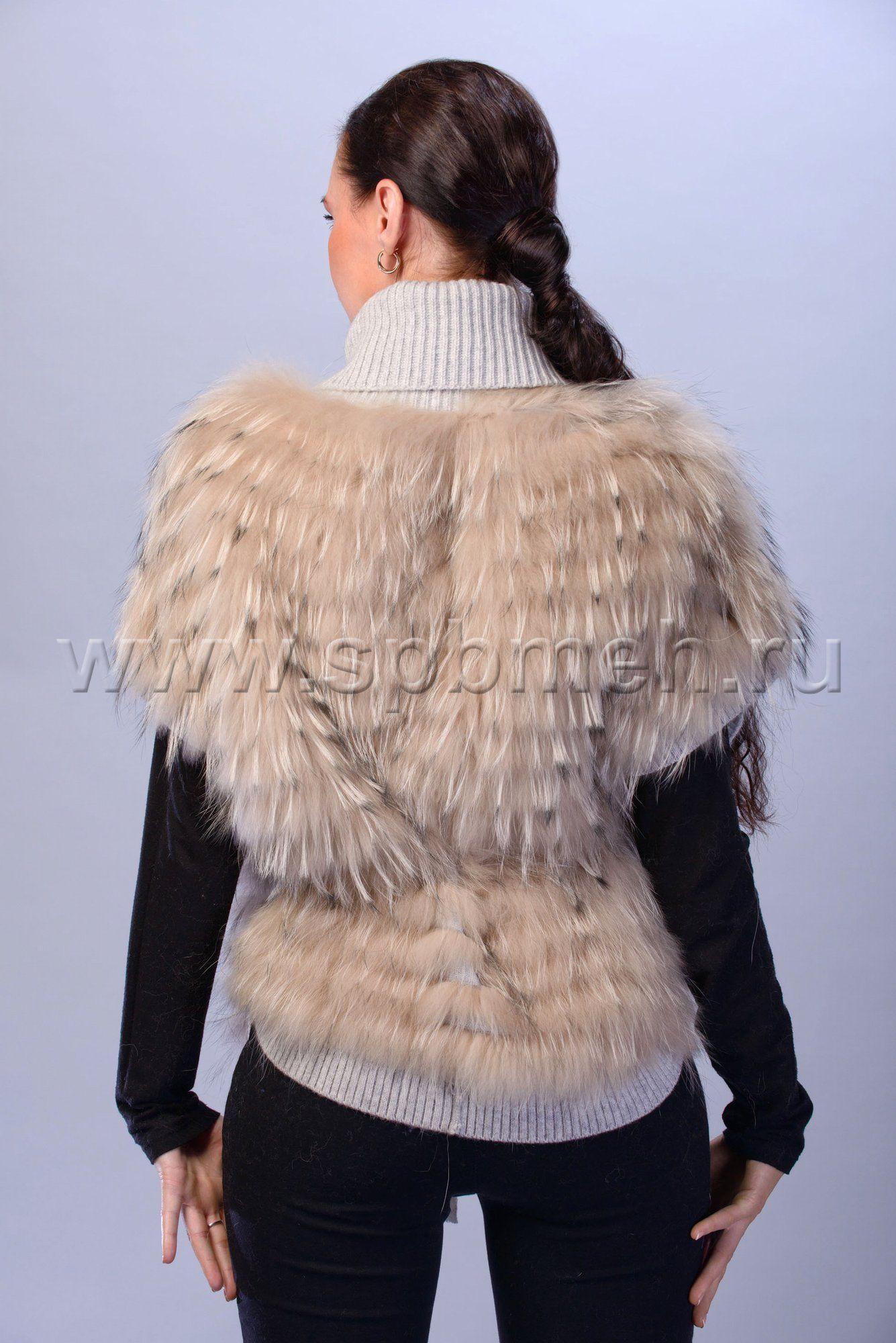 Жилет из енота с трикотажем фото