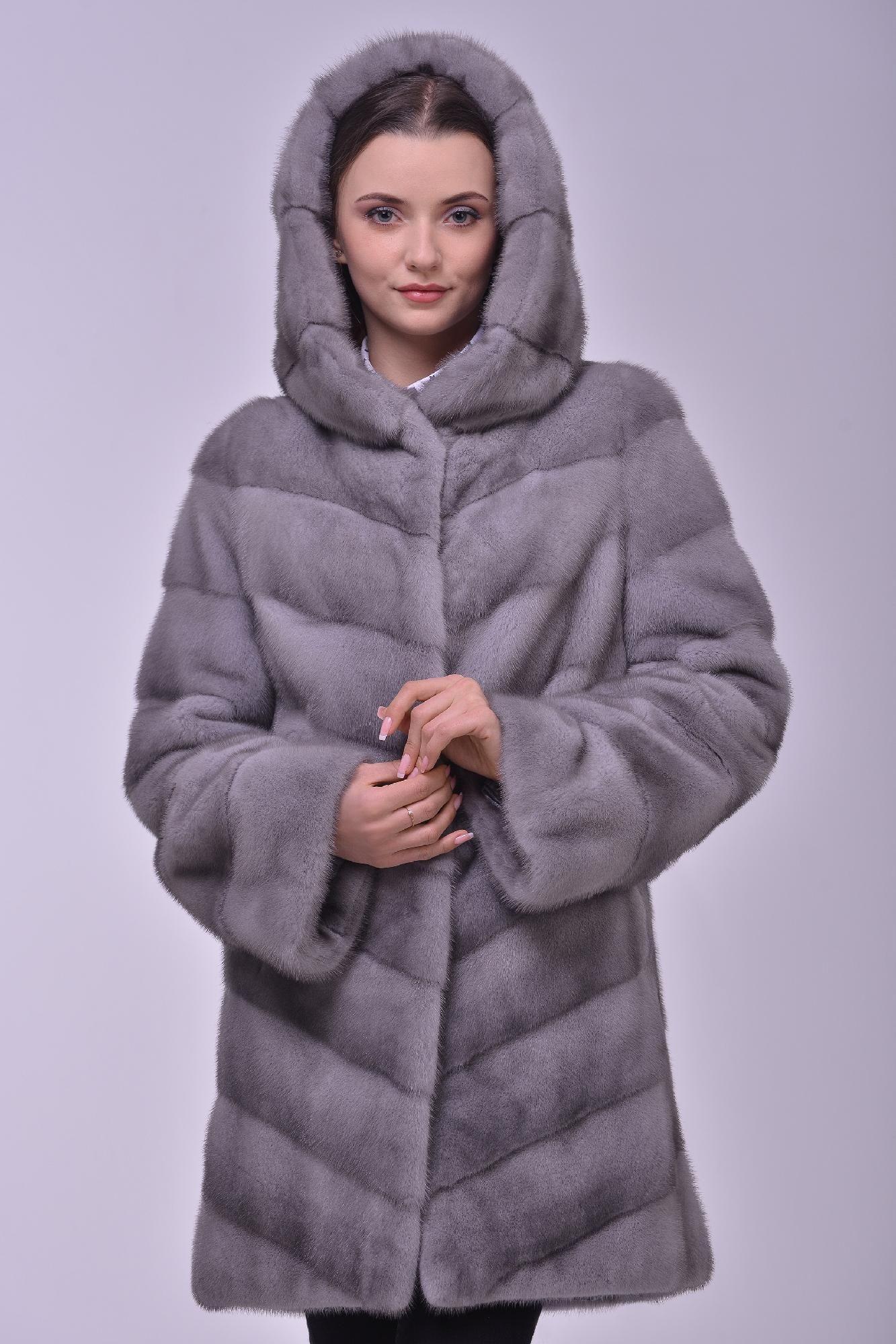 Норковая куртка с капюшоном фото