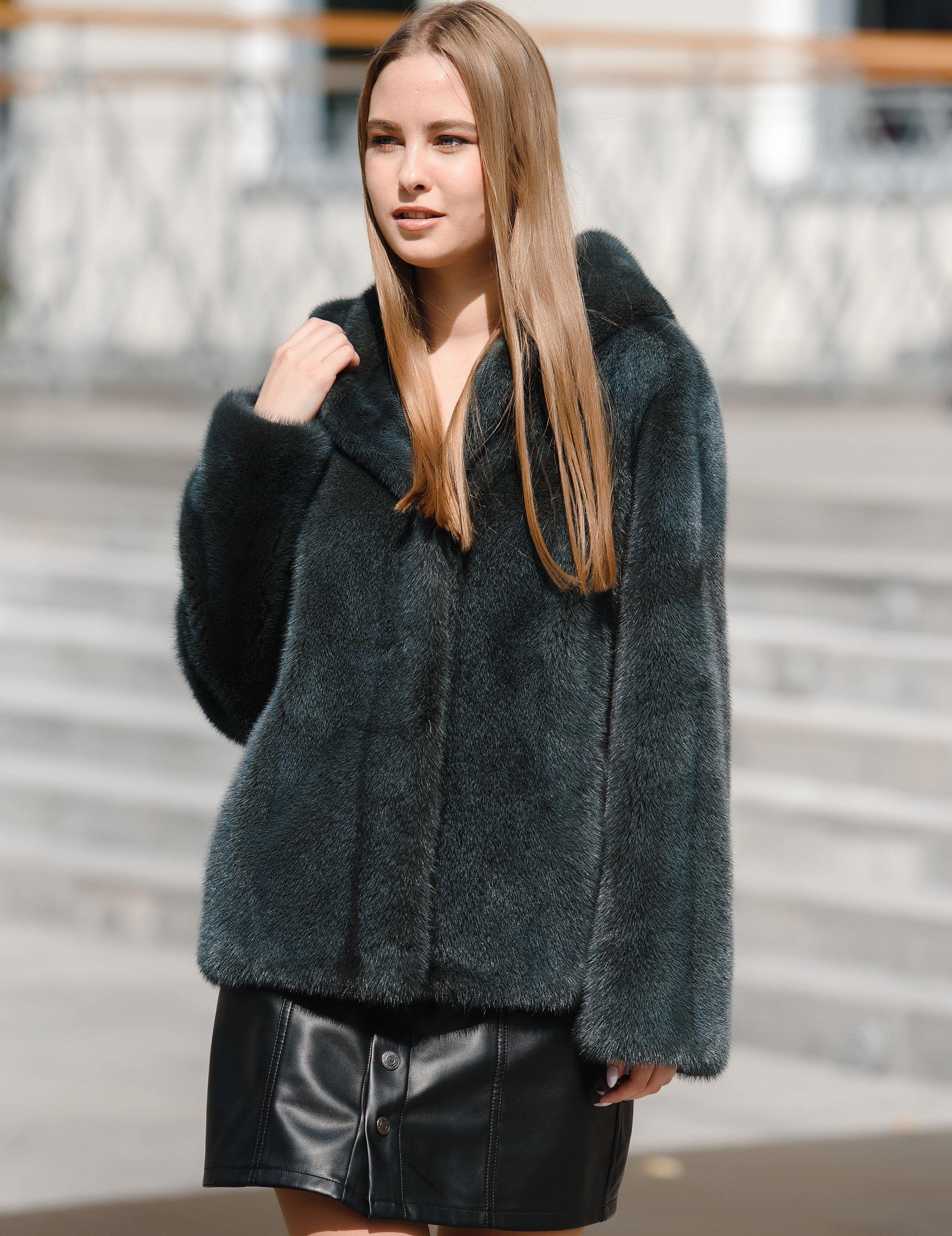 Норковая куртка с капюшоном фото