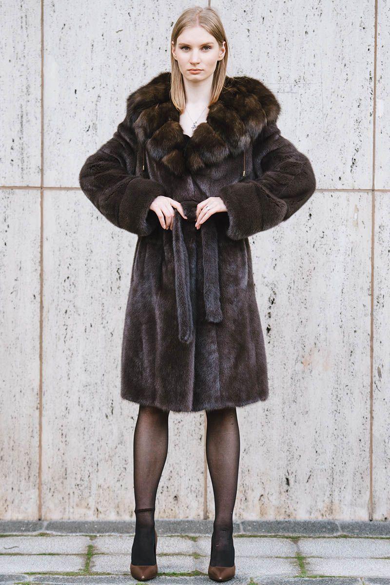 Шуба из норки с капюшоном из соболя фото