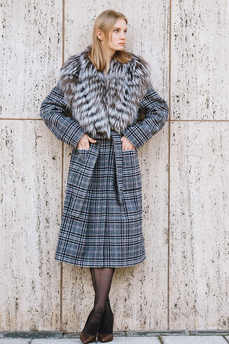 Шерстяное пальто с чернобурой лисой фото
