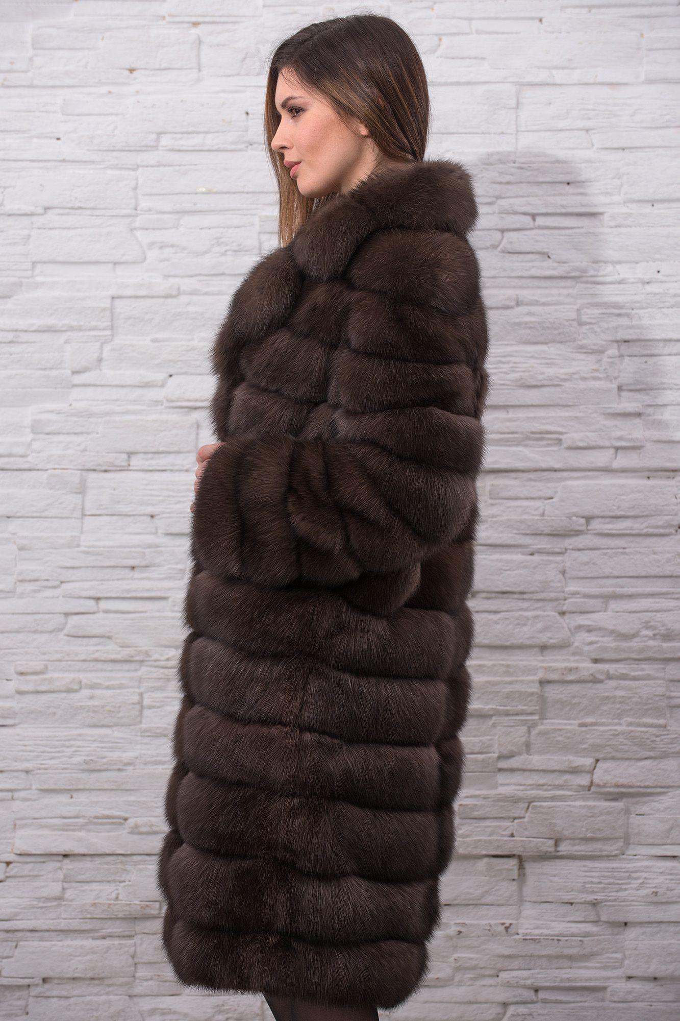 Пальто  из меха соболя с английским воротником фото