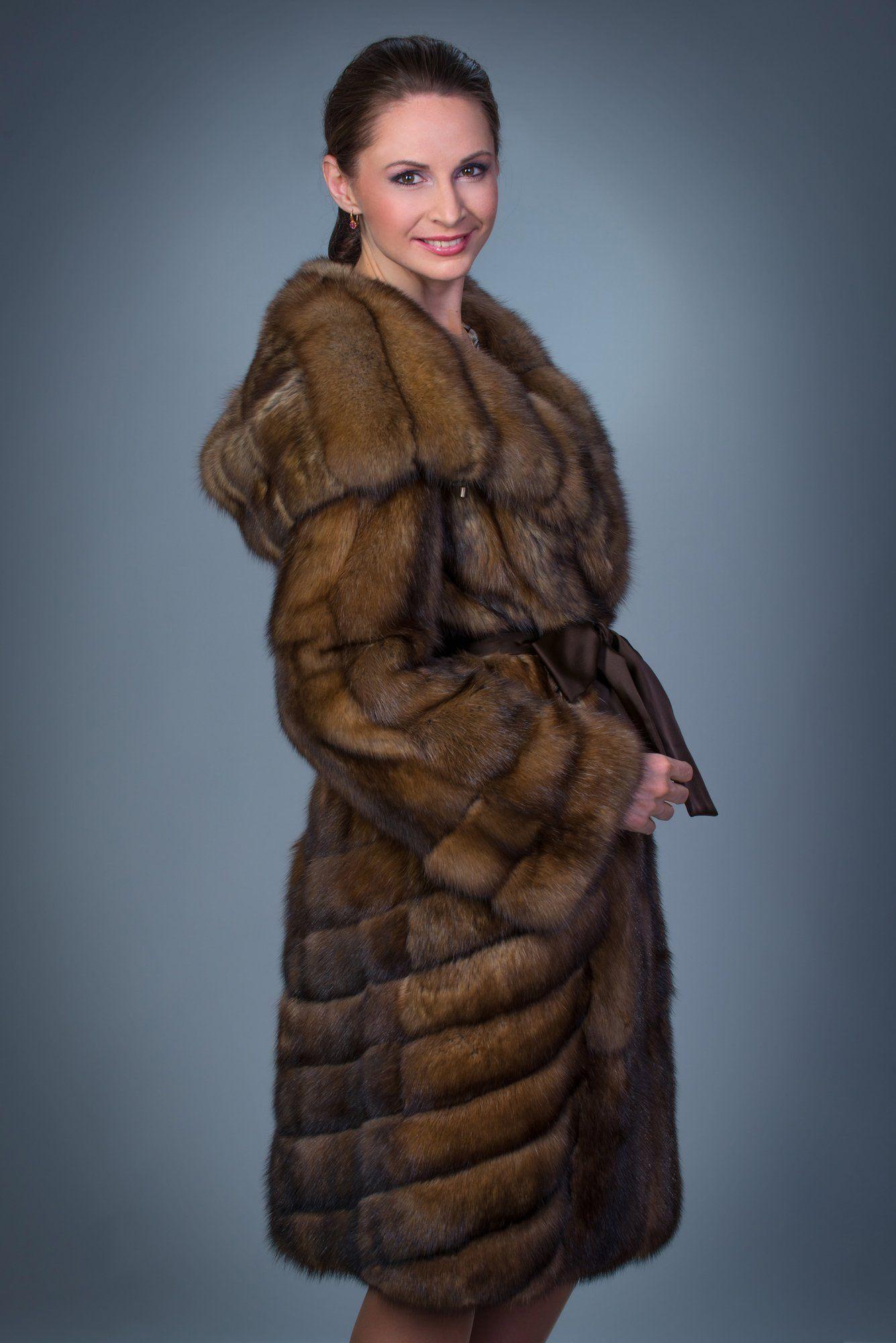 Пальто женское из меха соболя с капюшоном фото