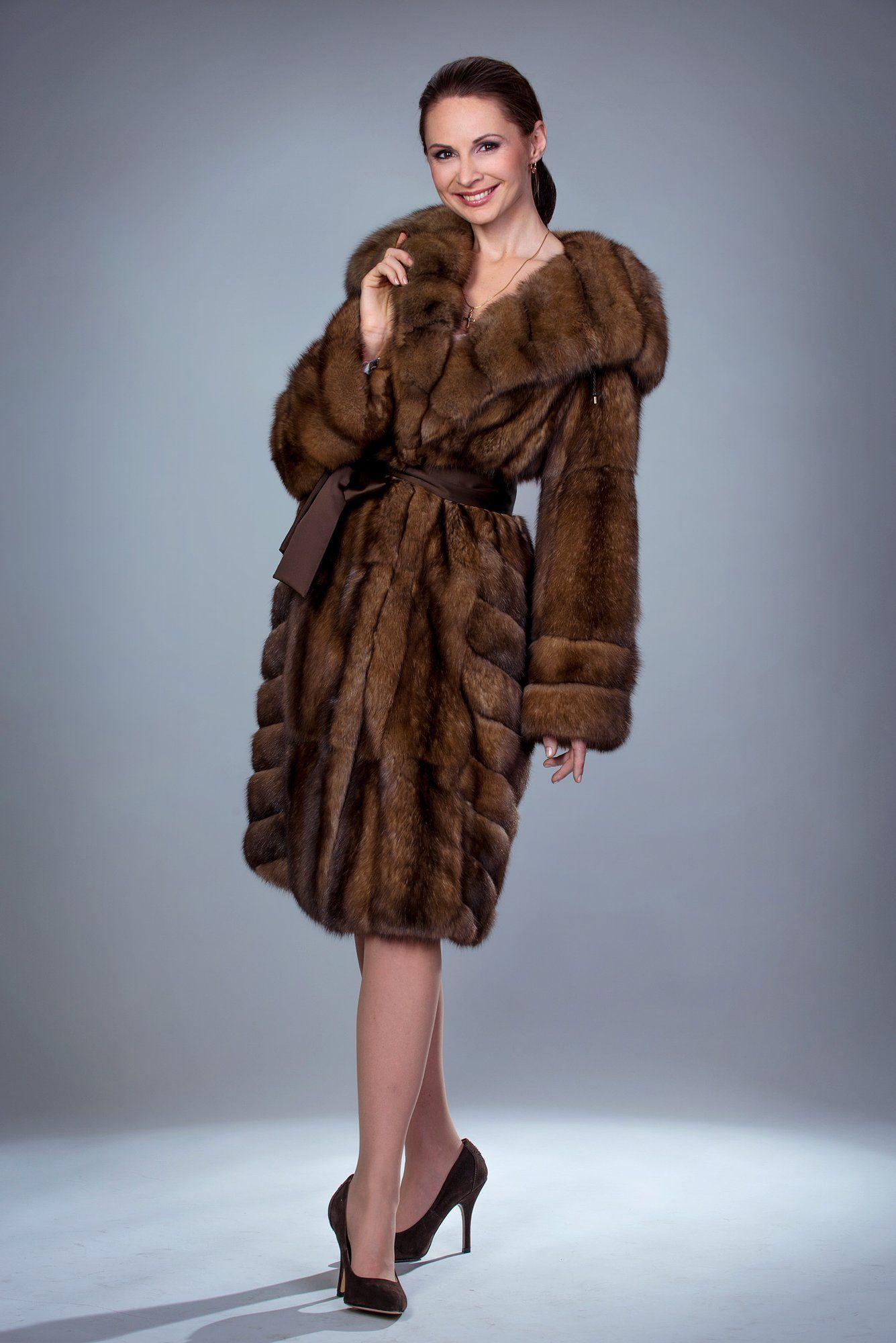 Пальто женское из меха соболя с капюшоном фото