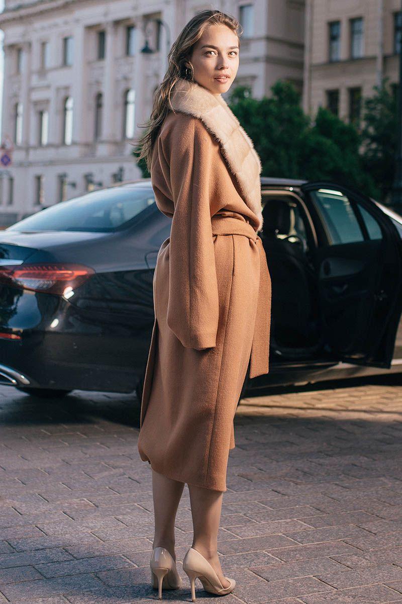 Пальто из шерсти с норковым воротником фото