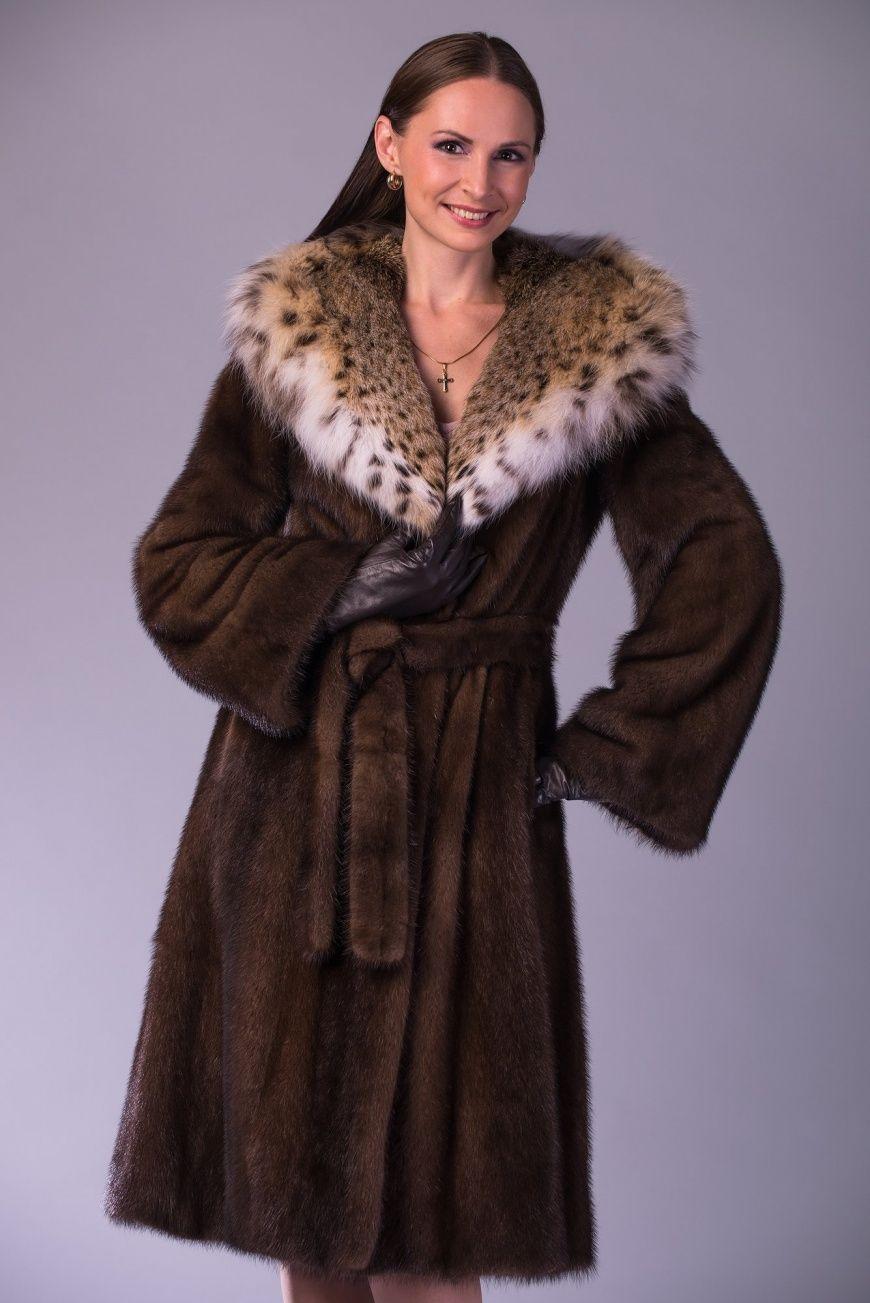Шуба из норки с капюшоном из рыси фото