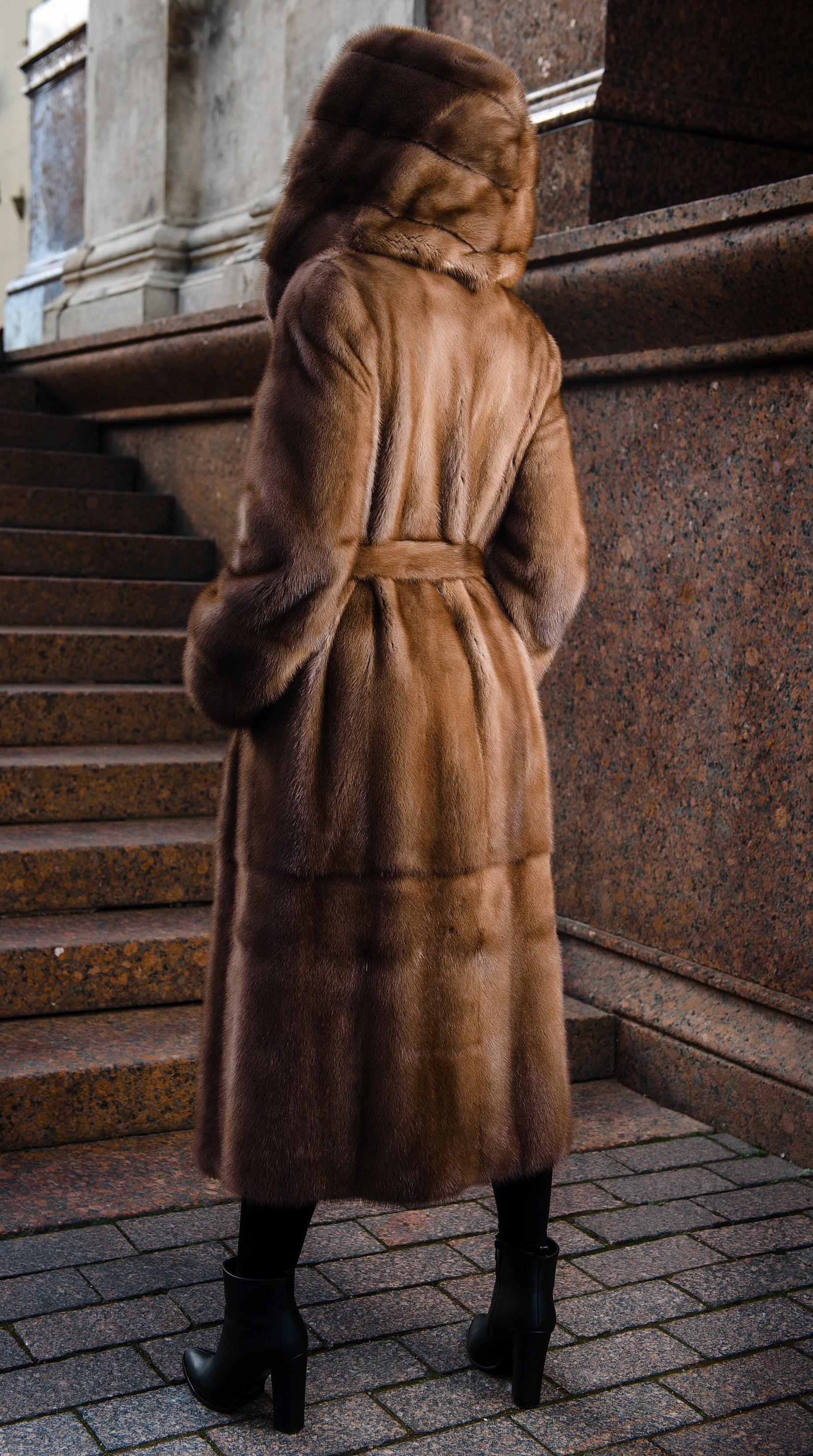 Шуба из норки с капюшоном фото