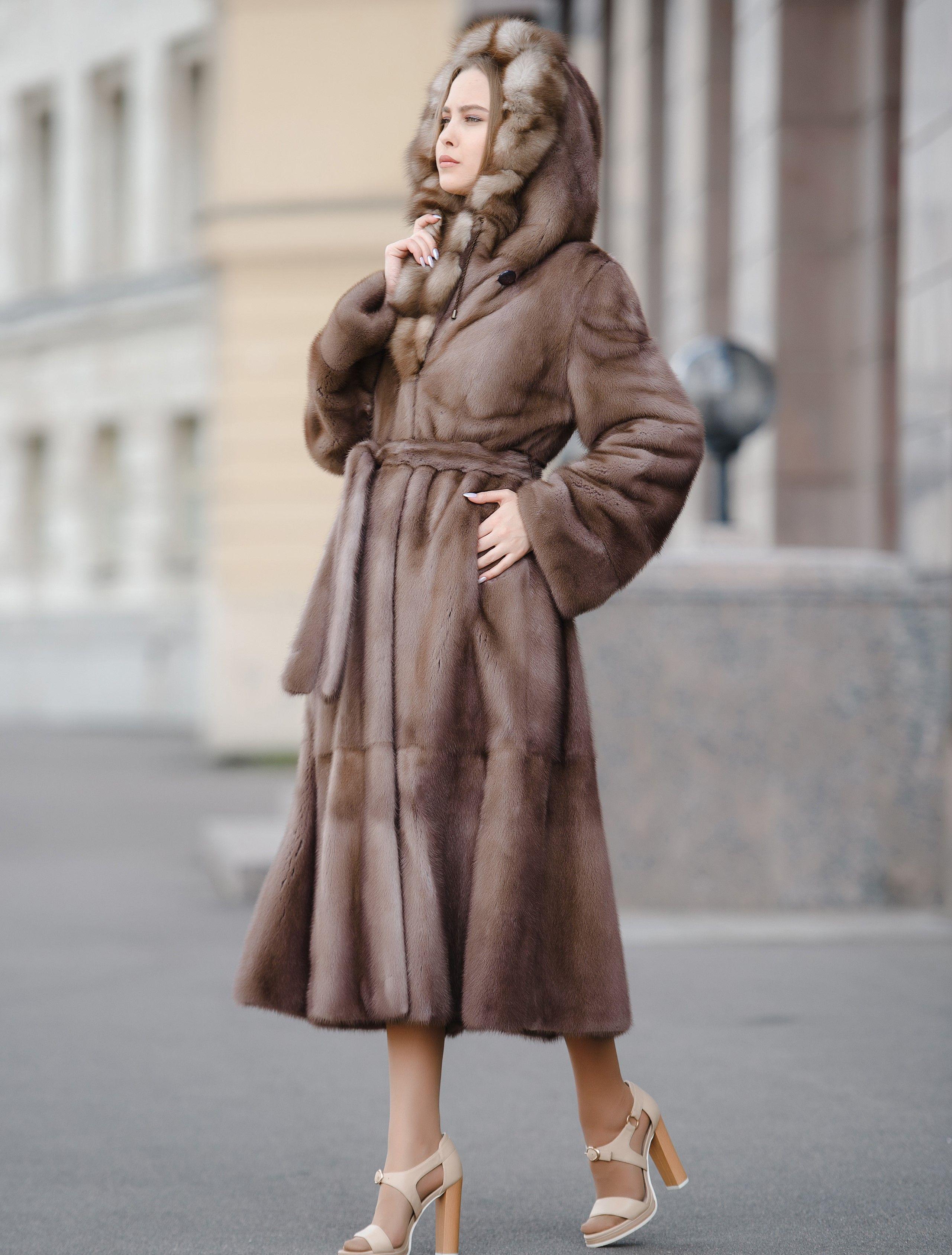 Норковая шуба с капюшоном из куницы фото