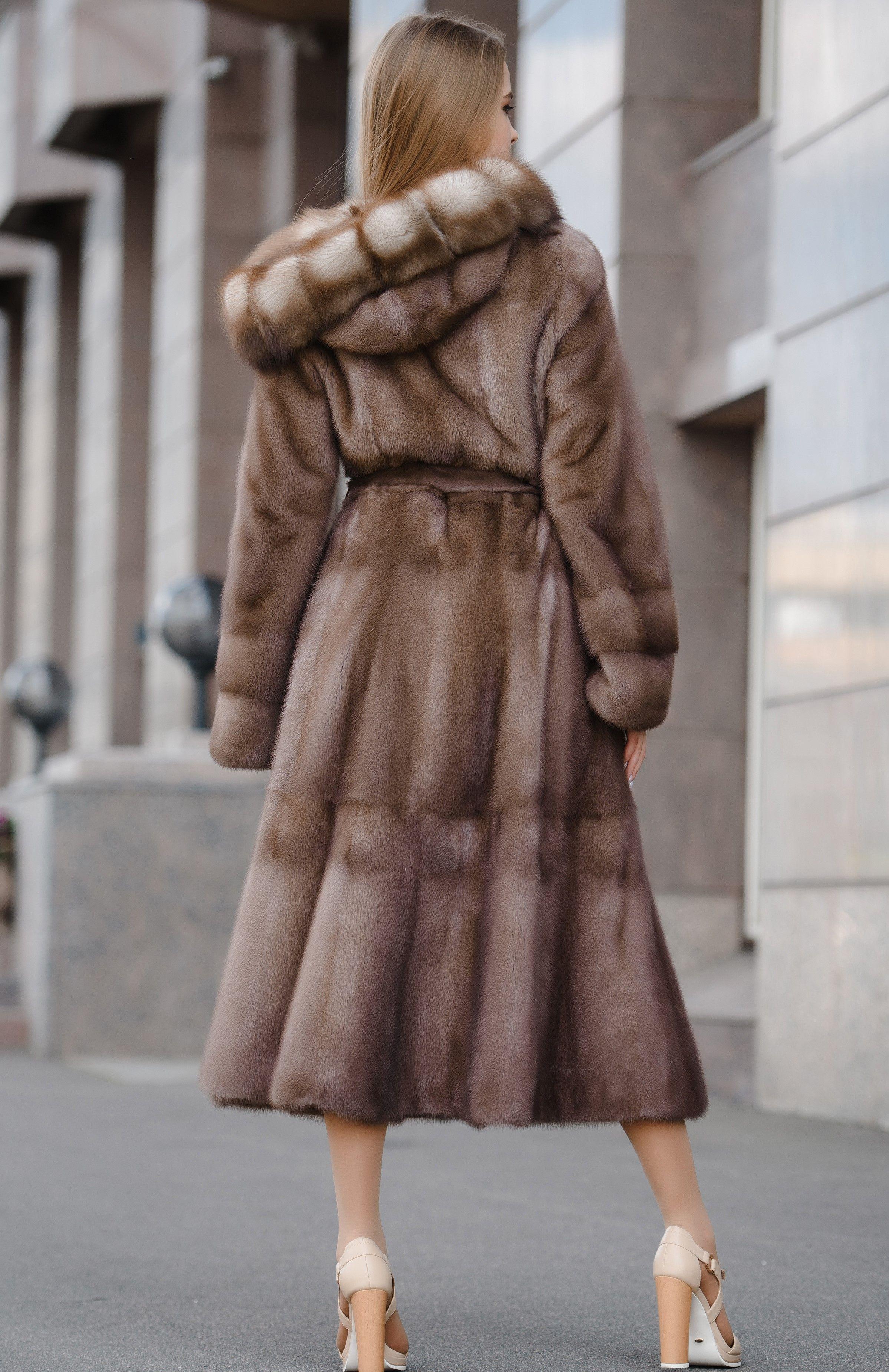 Норковая шуба с капюшоном из куницы фото