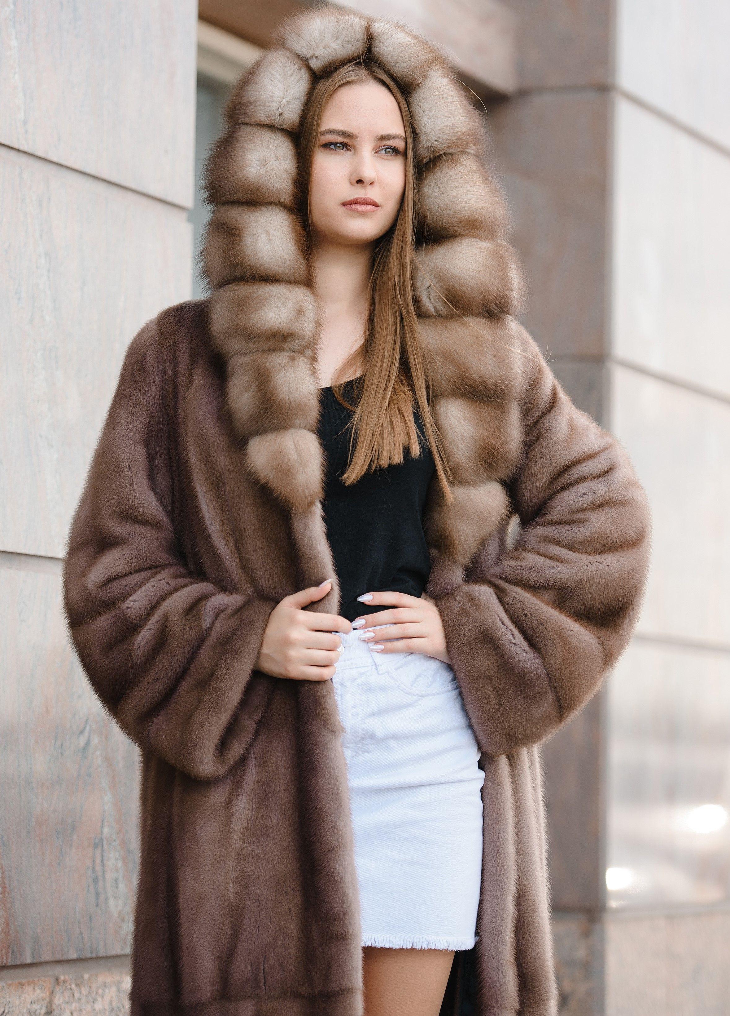 Норковая шуба с капюшоном из куницы фото